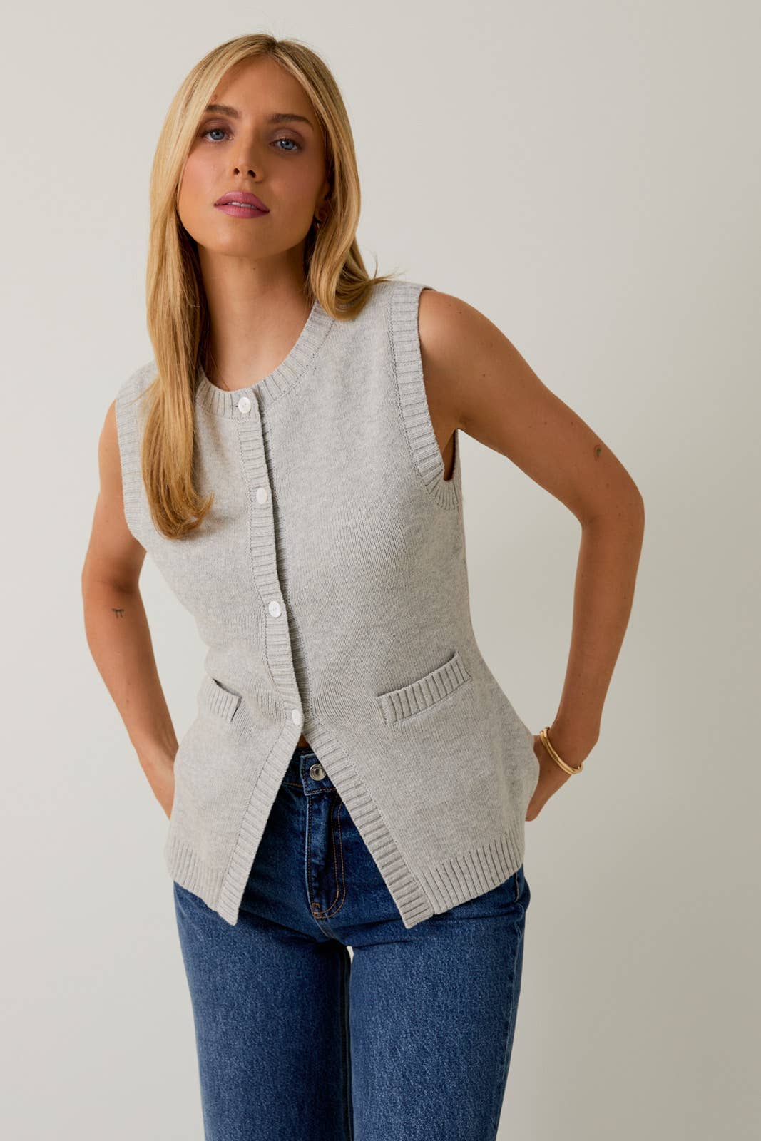 BUTTON DOWN KNIT VEST: H GREY / M