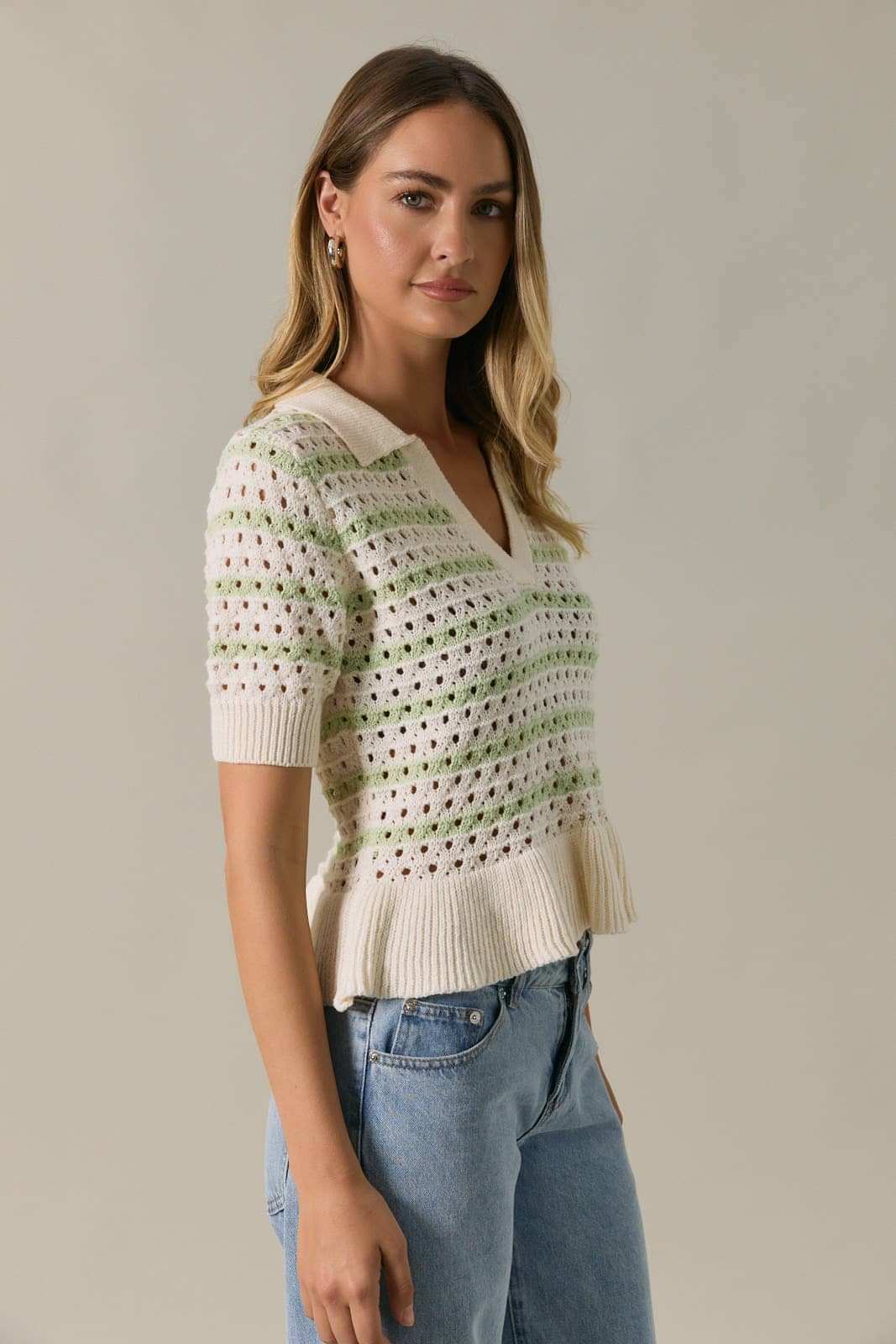 HALE SLEEVE TWO-TONE STRIPE SWEATER KNIT POLO WITH RUFFLE: WHITE-GREEN STRIPE / L