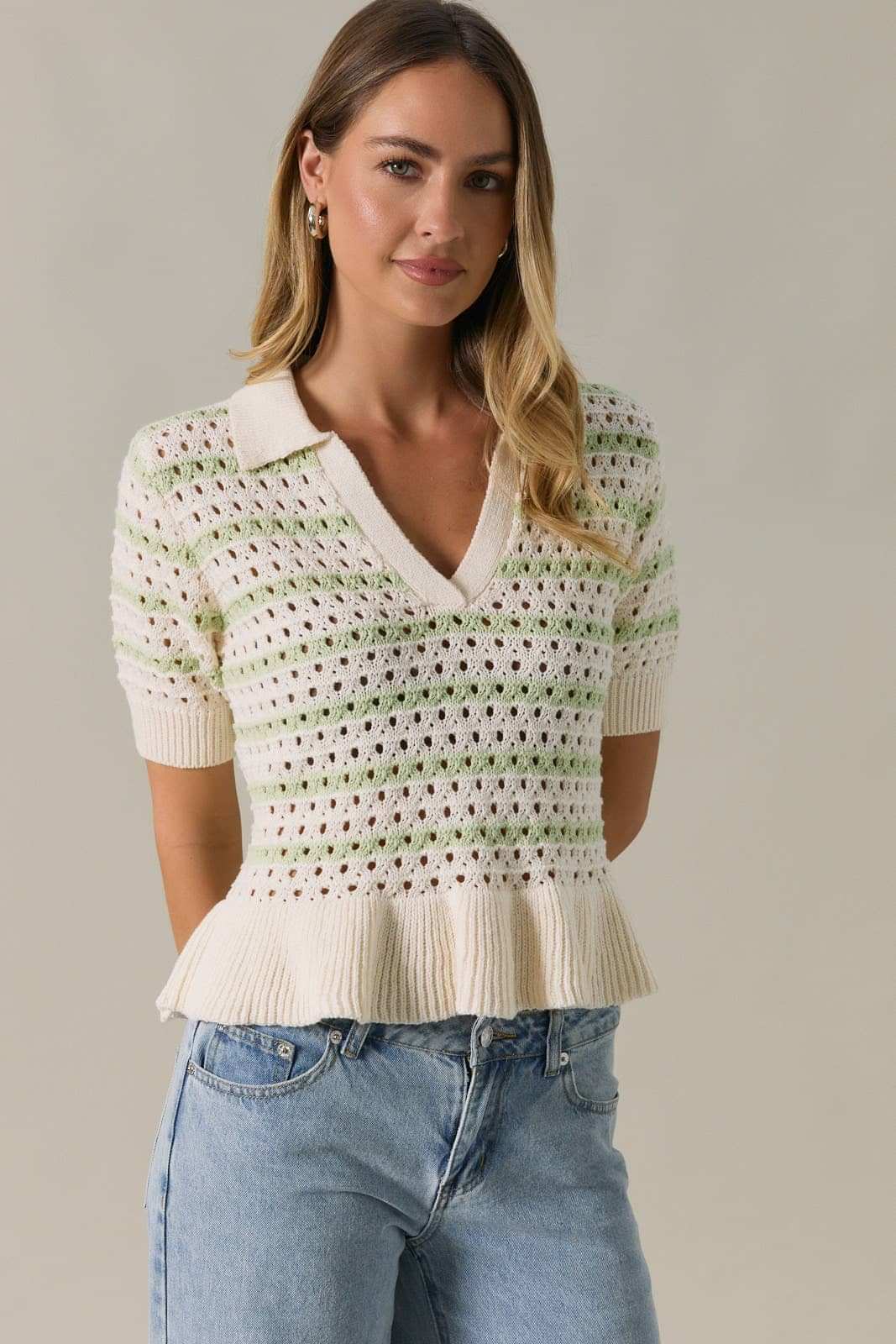 HALE SLEEVE TWO-TONE STRIPE SWEATER KNIT POLO WITH RUFFLE: WHITE-GREEN STRIPE / L