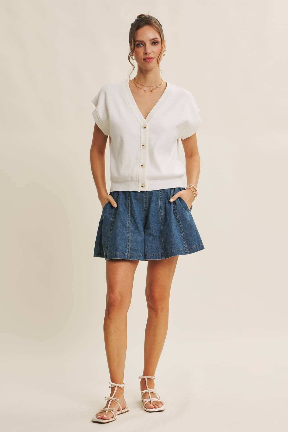 MULTI-WAY VERSATILITY SOFT COTTON BUTTON-DOWN SWEATER VEST: OFF WHITE / L
