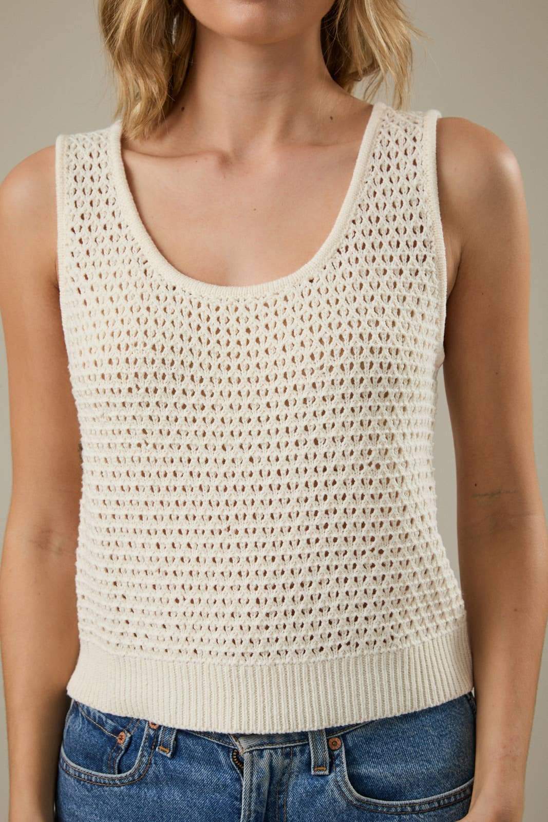 SLEEVELESS U-NECK OPEN KNIT CROCHET TANK: White / L
