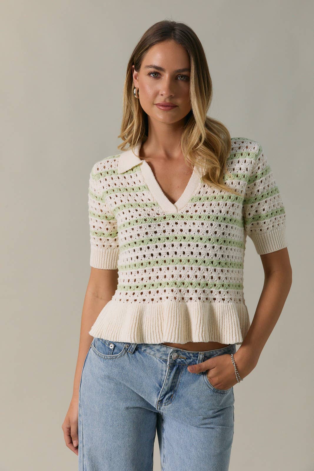 HALE SLEEVE TWO-TONE STRIPE SWEATER KNIT POLO WITH RUFFLE: WHITE-GREEN STRIPE / L