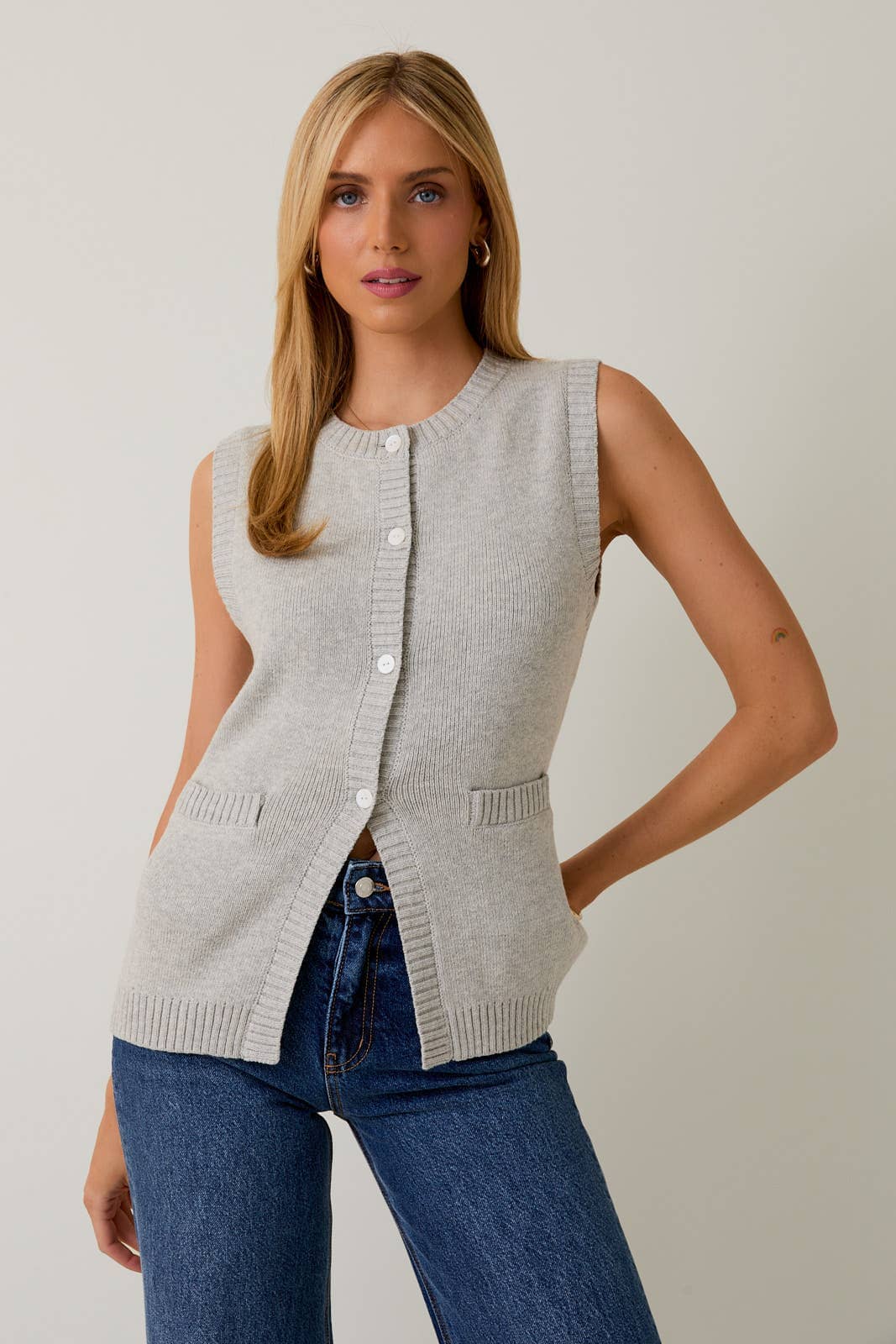 BUTTON DOWN KNIT VEST: H GREY / M
