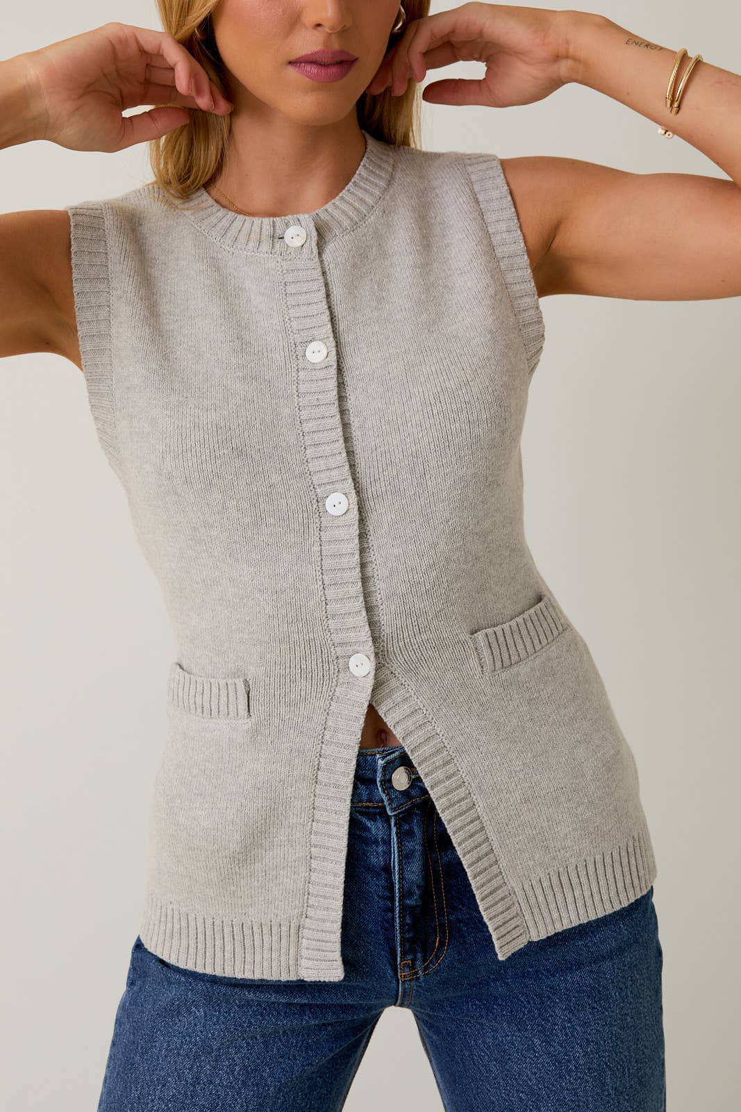 BUTTON DOWN KNIT VEST: H GREY / M
