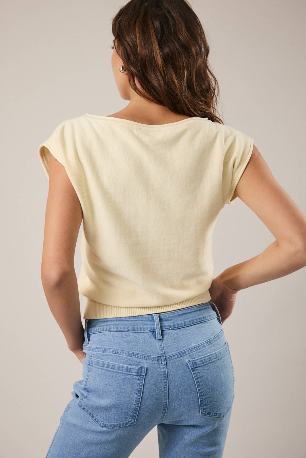 BOAT NECK WIDE SHOULDER KNIT TOP: BUTTER / S